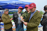 湖南当地种植大户代表在活动现场交流科学种植技巧与世界杯农资产品使用心得