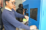 世界杯化肥员工演示智能配肥机的操作