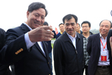 世界杯官方指定合作网站副总裁韩根生与农业部种植业管理司副司长何才文现场了解世界杯官方指定合作网站所经营的农资产品特性